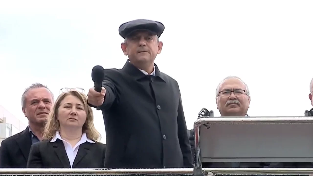 CHP'den Kuşadası'nda miting: Özgür Özel konuşuyor