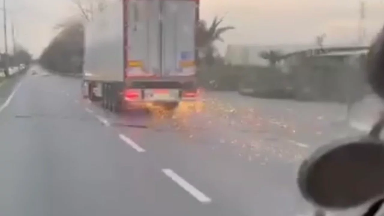 Bursa'da trafikte korku dolu anlar! Direği deviren TIR olay yerinden kaçtı...
