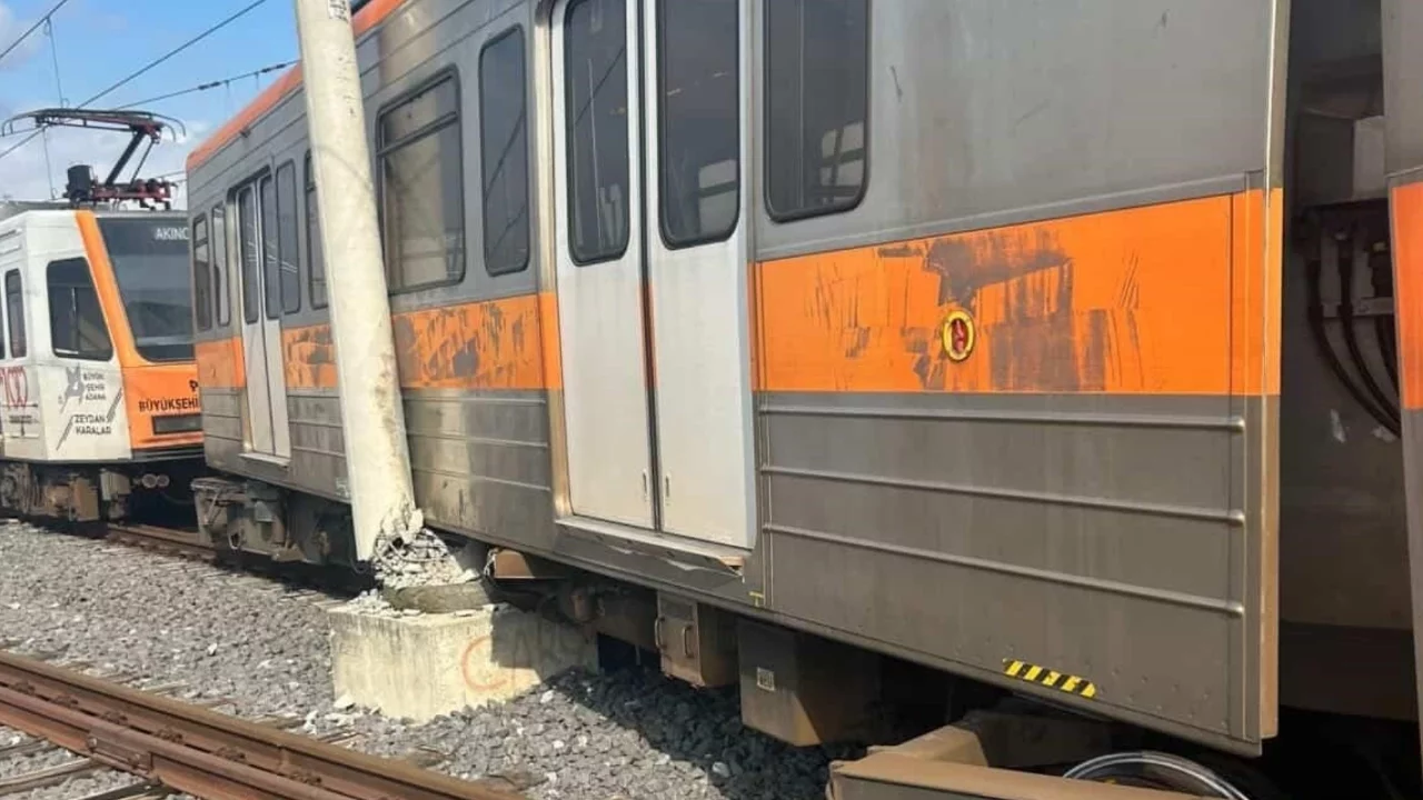 Raydan çıkan metro vagonu direğe çarptı