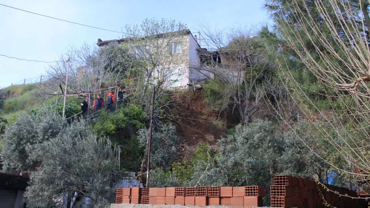 Toprak kayması sonucu evi yıkılan adam 10 dakikayla kurtuldu