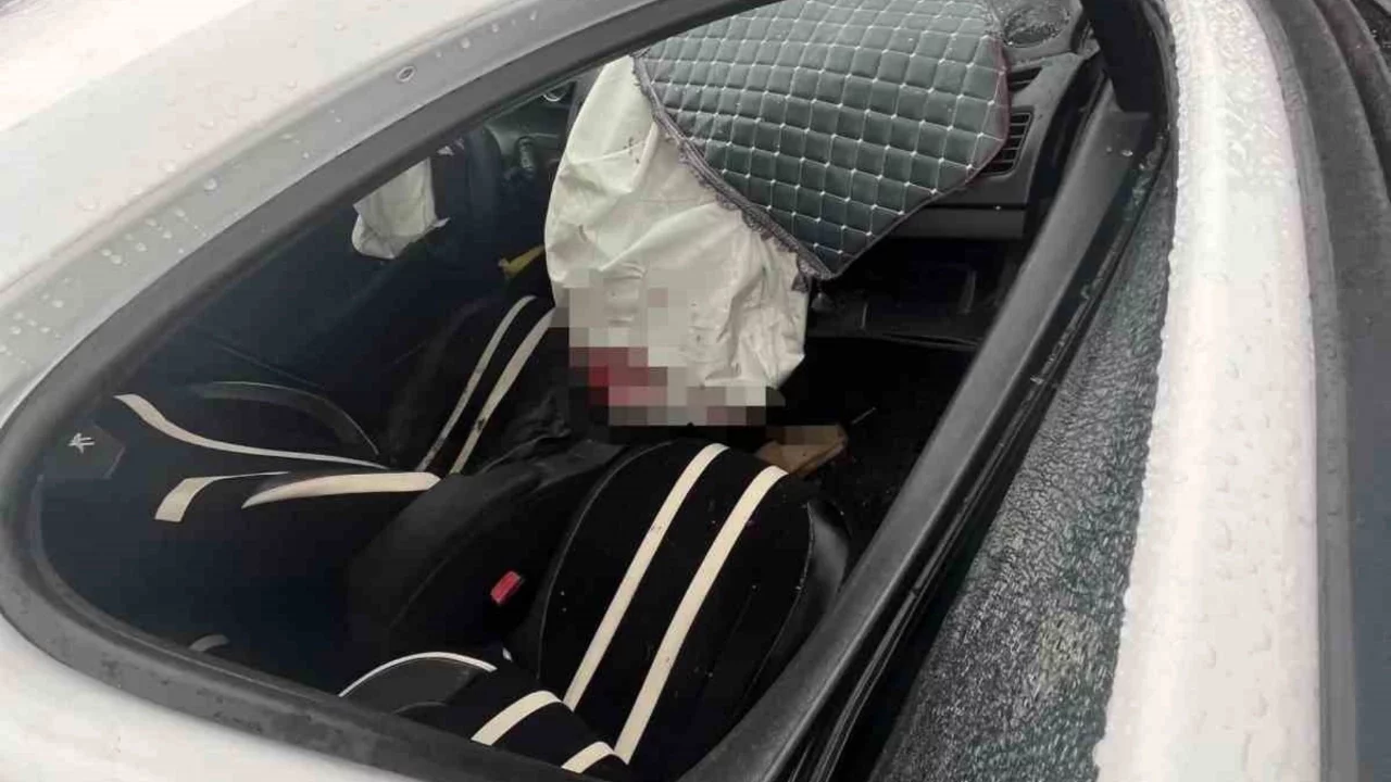 Şanlıurfa'da iki otomobil kafa kafaya çarpıştı: 8 kişi yaralandı