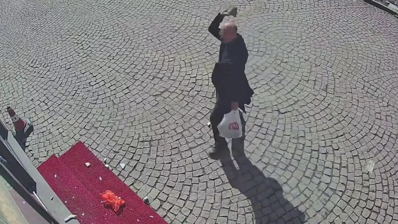 Parke taşıyla eczanenin camını kırdı, ayçiçeği yağıyla kundaklamaya çalıştı