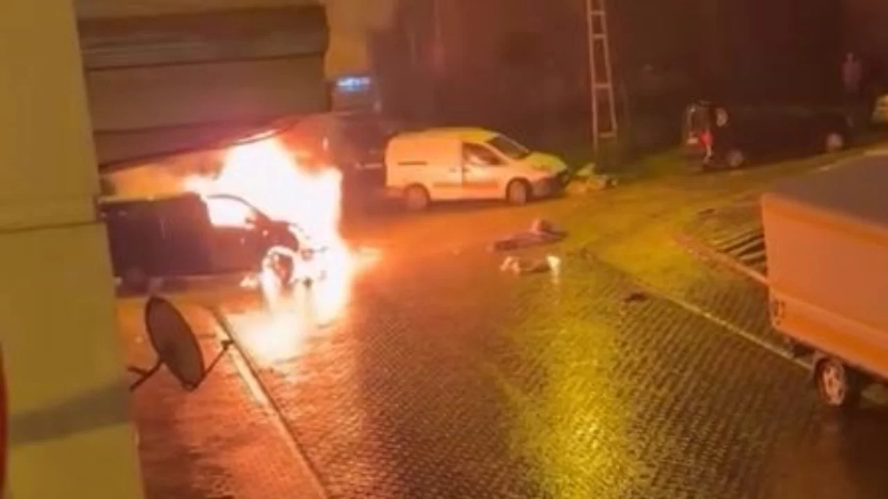 İstanbul'da bir araç alev alev yandı