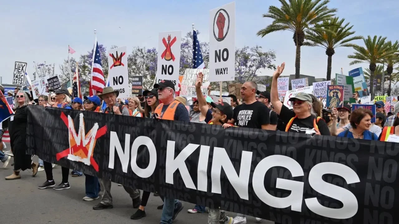 ABD'de milyonlarca kişi sokağa çıktı! Trump yönetimine karşı "Krallara Hayır" protestosu