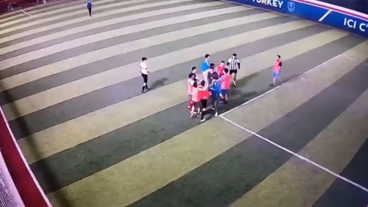 Bursa'da halı saha maçında yumruklar konuştu!