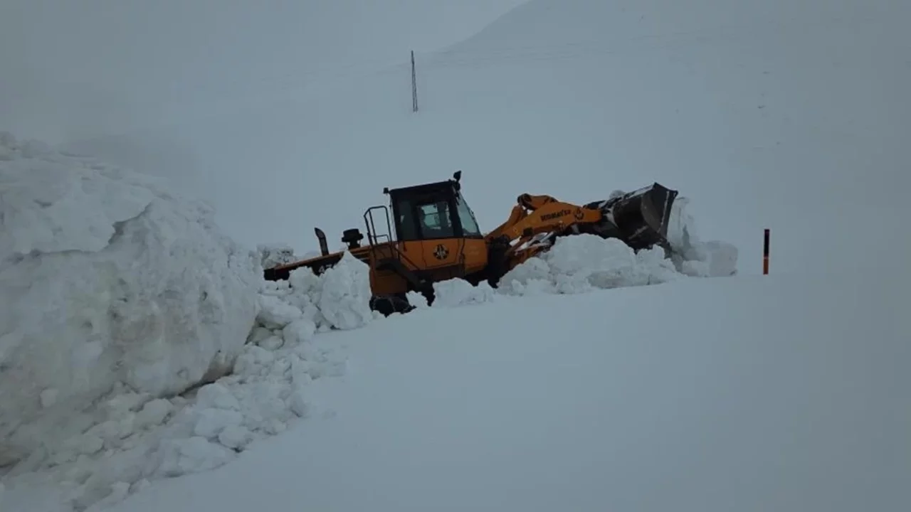 Van'da kar kalınlığı 4 metreye yaklaştı