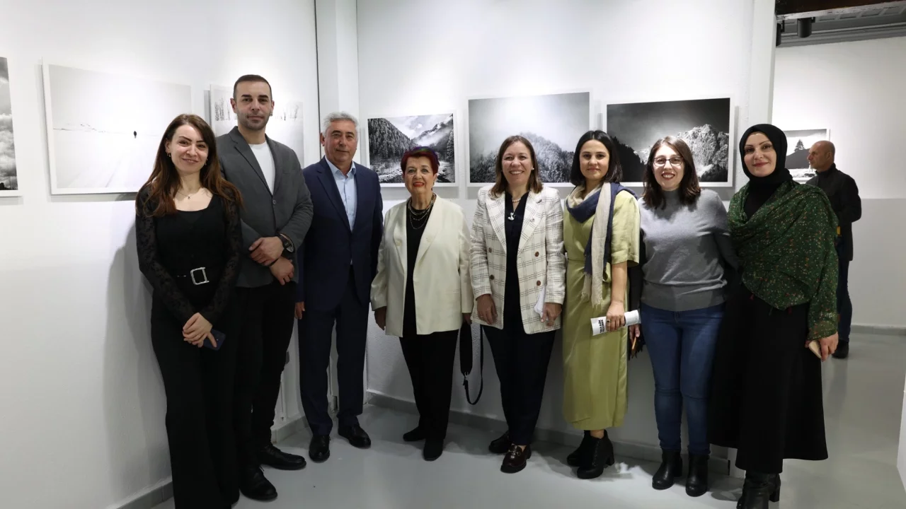 Nilüfer'de "Yerle Gök Arasında" sergisi Fotoğraf Müzesi'nde kapılarını açtı