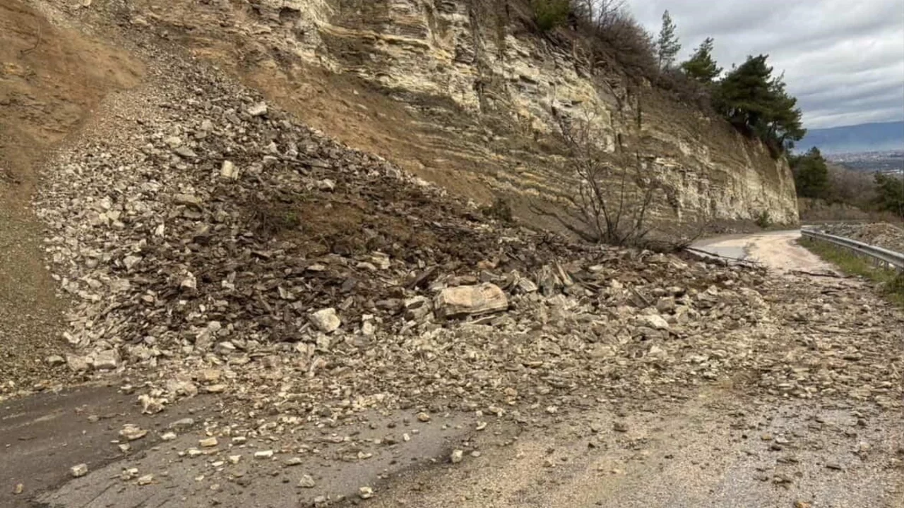 Bursa'da meydana gelen heyelan yolu kapattı