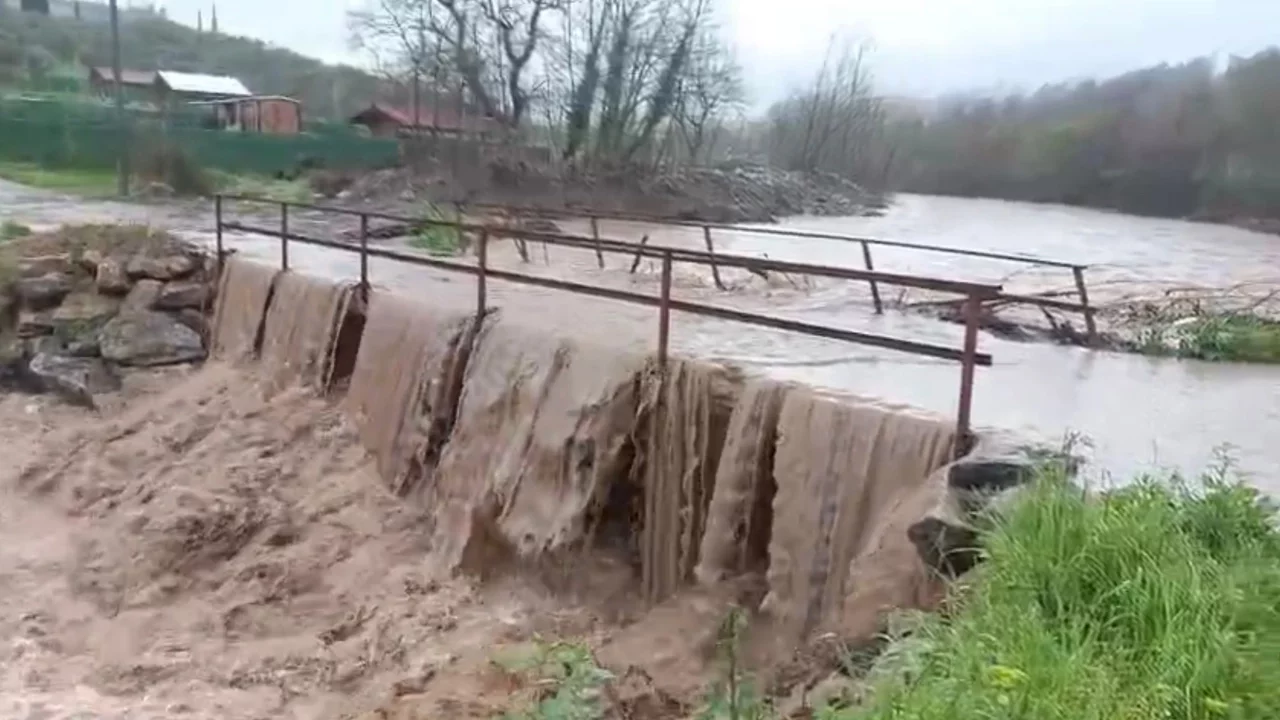 Gemlik'te görülen aşırı yağış köprüyü trafiğe kapattı