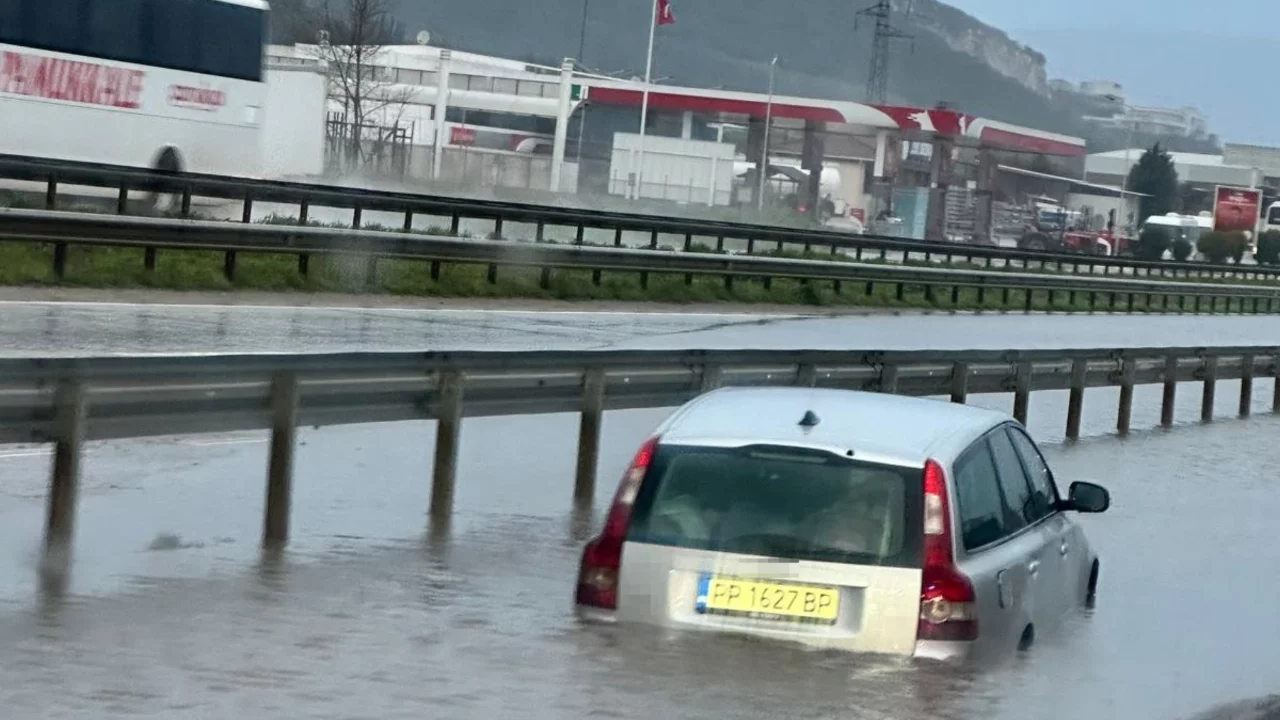 Bursa'da su birikintisine giren araç zor anlar yaşadı