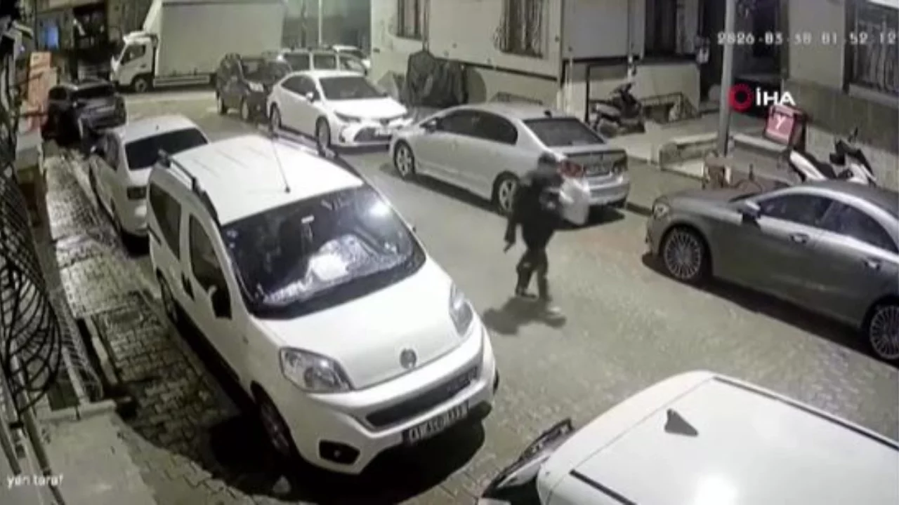 Eşine kızdı, sokakta silahla ateş ederek gezdi