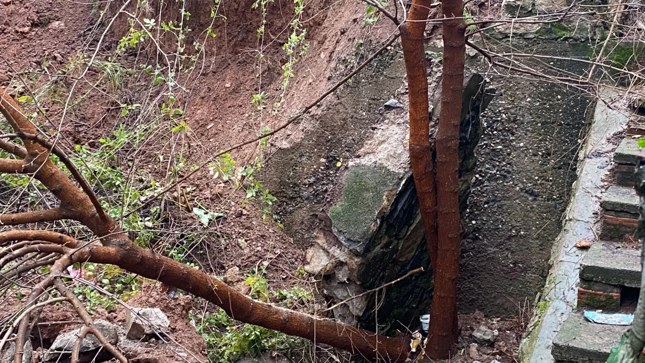 Bursa'da yağışın ardından istinat duvarı çöktü