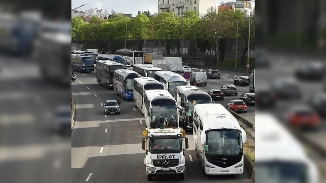 Fransa'da otobüs ve kamyon şoförleri akaryakıt fiyatlarındaki artışa karşı eylem yaptı