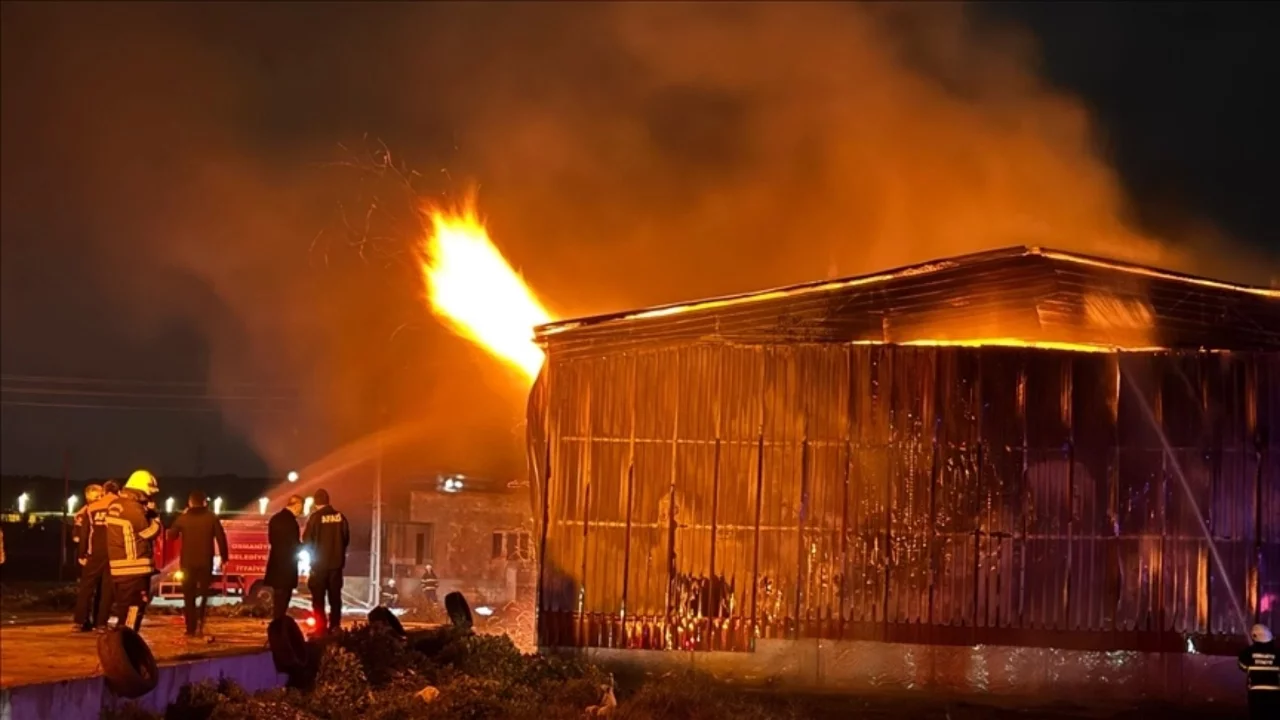 Osmaniye'de kağıt fabrikasında çıkan yangına müdahale sürüyor