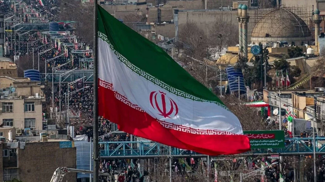 Tahran'da Mihrabad Havalimanı ve Tebriz'de bir petrokimya tesisine saldırı