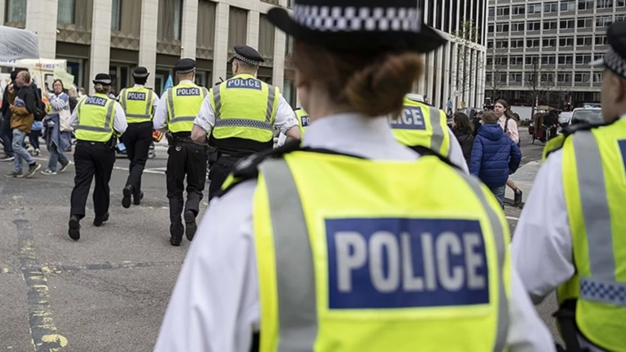 İngiltere'de araç kalabalığa daldı... En az 7 yaralı