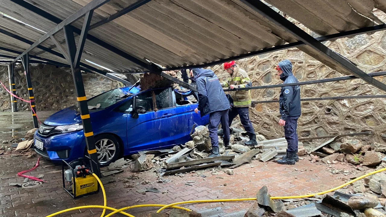 Bursa'da sağanak sonrası istinat duvarı çöktü! 3 lüks araç ağır hasar aldı