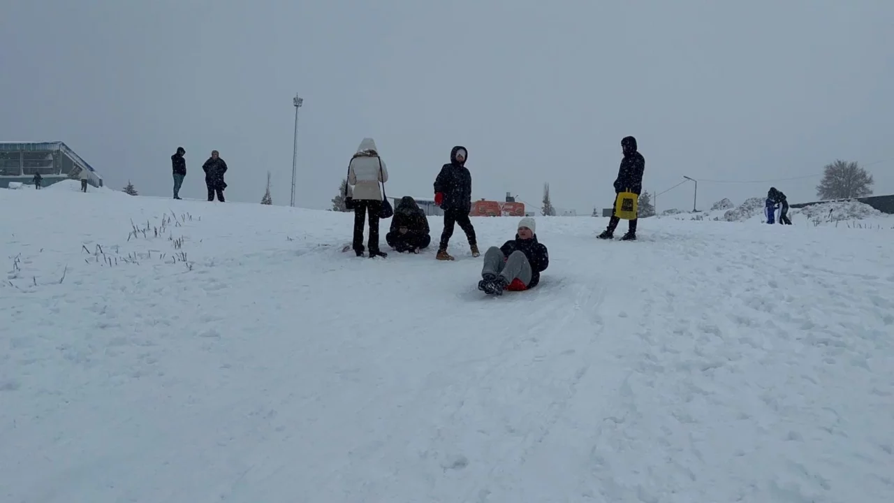Uludağ'a kar yağdı: Günübirlikçiler zirveye akın etti