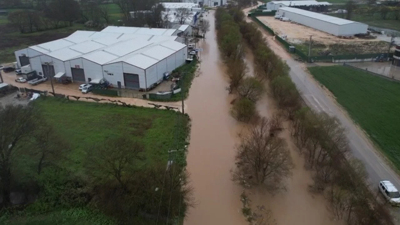 Bursa'da Ürünlü Deresi taştı, araçlar mahsur kaldı!