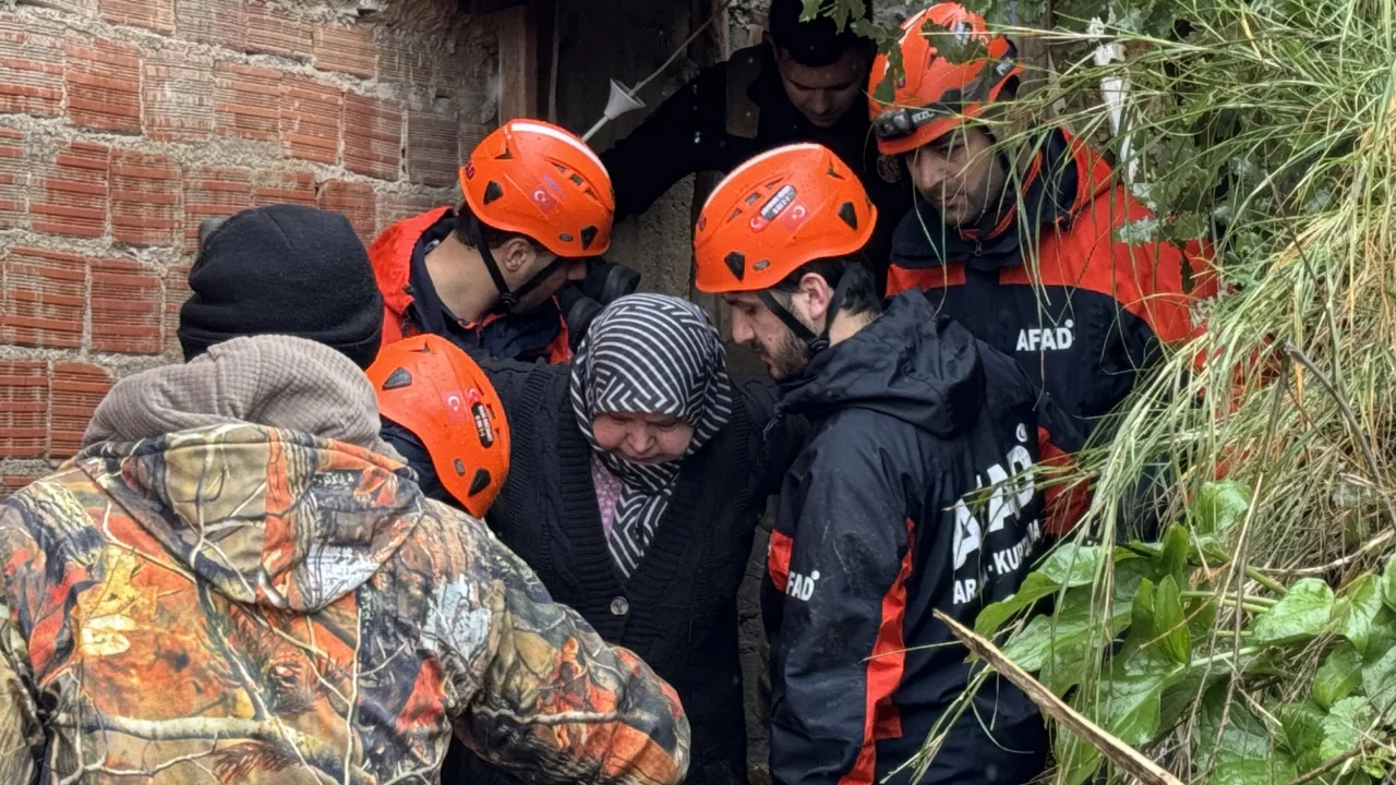 Bursa'da toprak kayması nedeniyle evinde mahsur kaldı