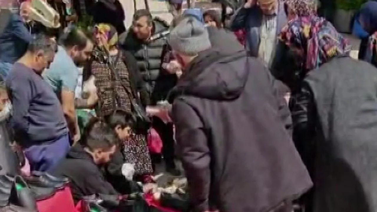 Pazarcı esnaf bedava bin çift ayakkabı dağıttı, halktan dua istedi