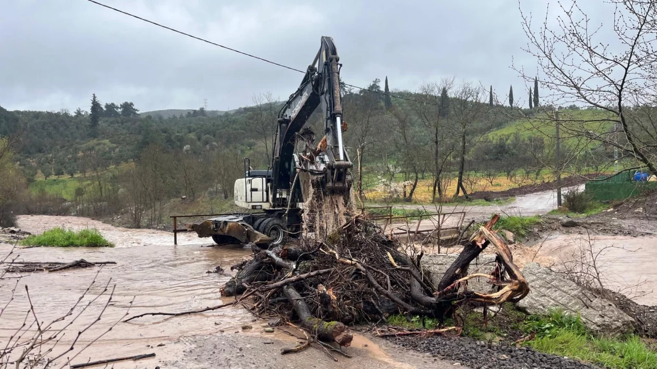 Bursa'nın Mudanya ve Gemlik ilçelerinde sağanak yaşamı olumsuz etkiledi