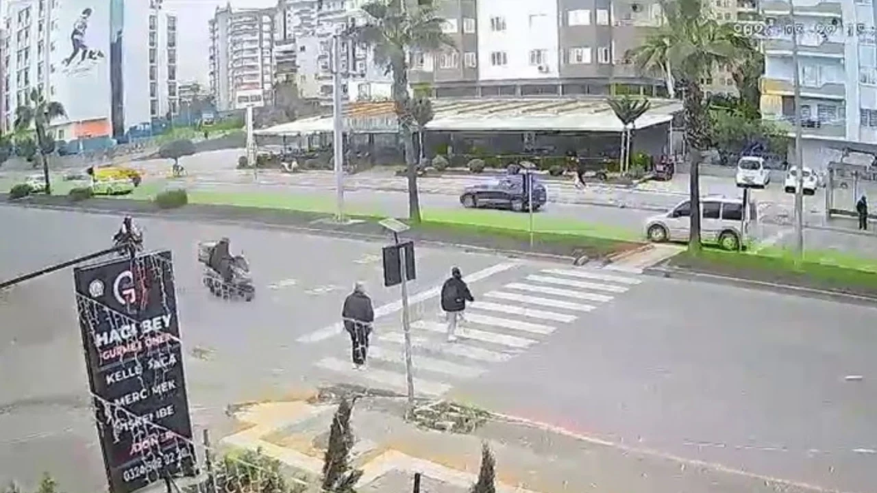 Motokurye kız çocuğuna çarptı, o anlar güvenlik kamerasında