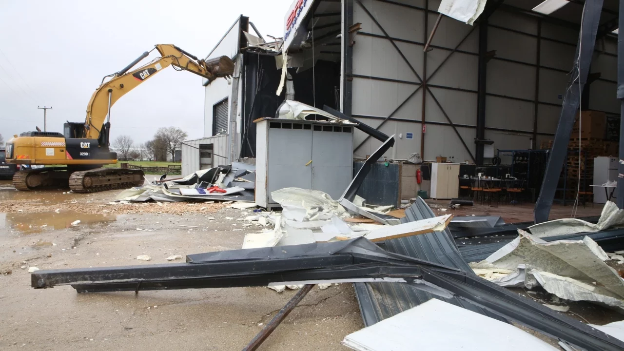 Nilüfer Belediyesi iki kaçak yapının yıkımını gerçekleştirdi