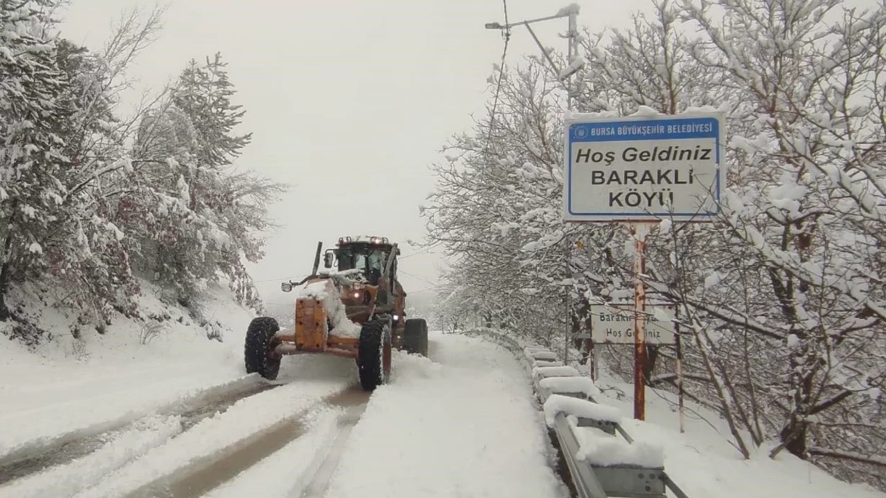 Bursa'nın yüksek kesimlerinde karla mücadele devam ediyor