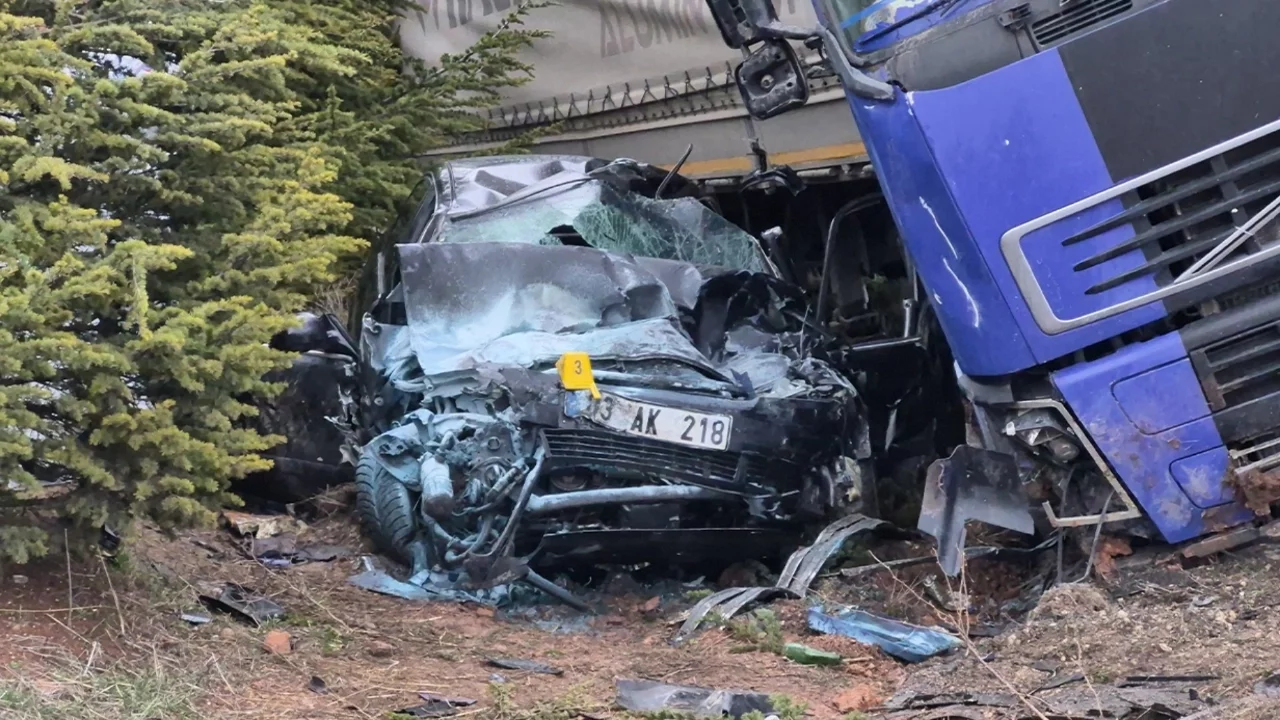 Kontrolden çıkan tır otomobili altına aldı: 1 ölü, 1'i ağır 2 yaralı