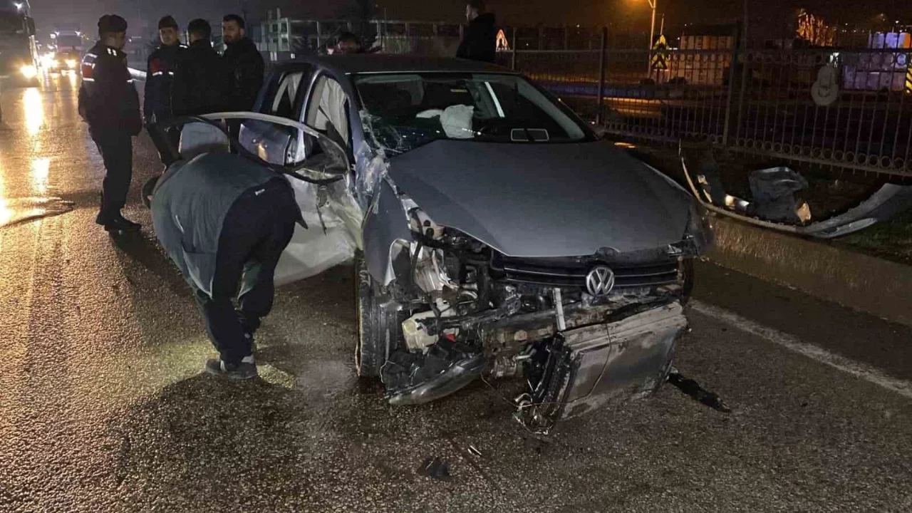 Bursa'da kontrolden çıkan otomobil bariyerlere çarptı: 2 yaralı
