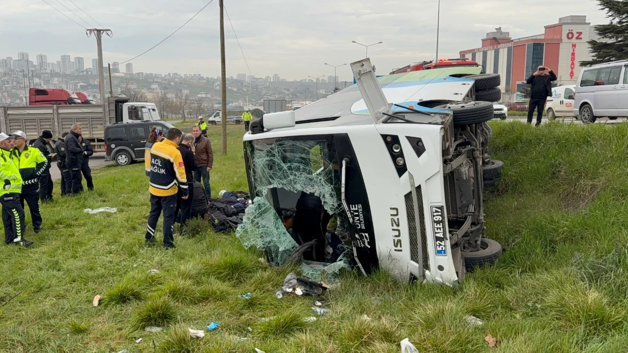 Öğrencileri taşıyan midibüs şarampole devrildi: 9'u öğrenci 15 yaralı