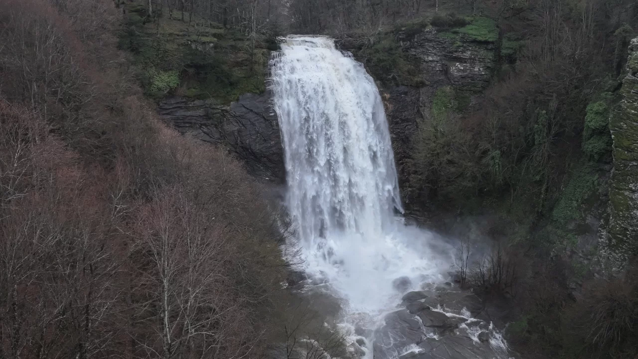 Bursa'da Fay kırığıyla oluşan Suuçtu Şelalesi bahar yağışlarıyla coştu