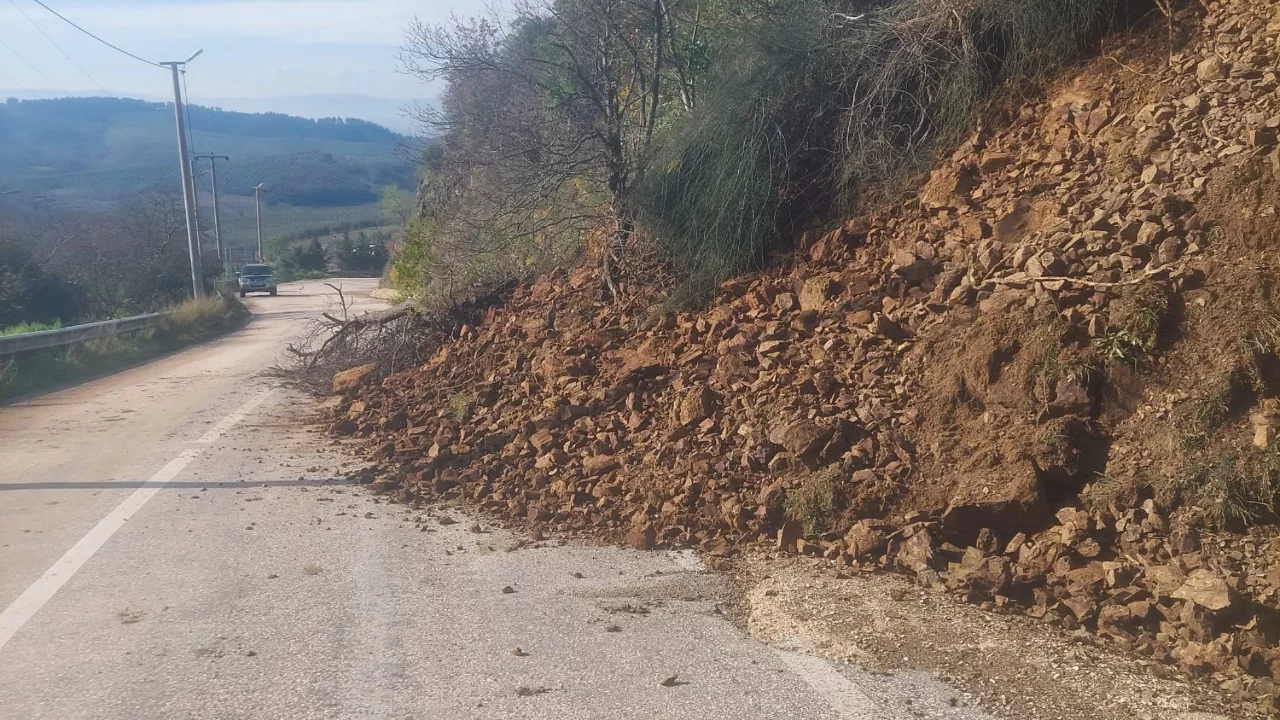 Mudanya'da toprak kayması!