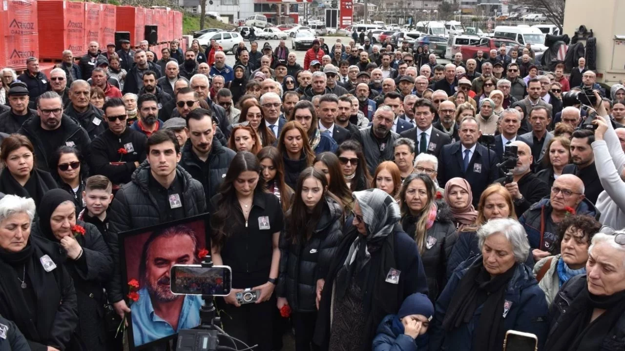 Sanatçı Volkan Konak, ölümünün birinci yılında mezarı başında anıldı