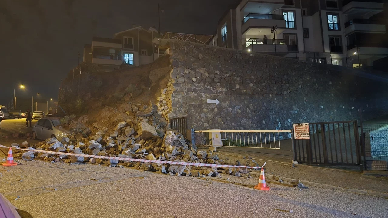 Bursa'da otomobil çöken istinat duvarının altında kaldı