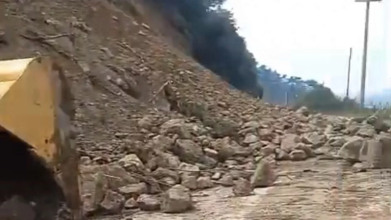 Gemlik-Mudanya yolu heyelan sebebiyle kapandı