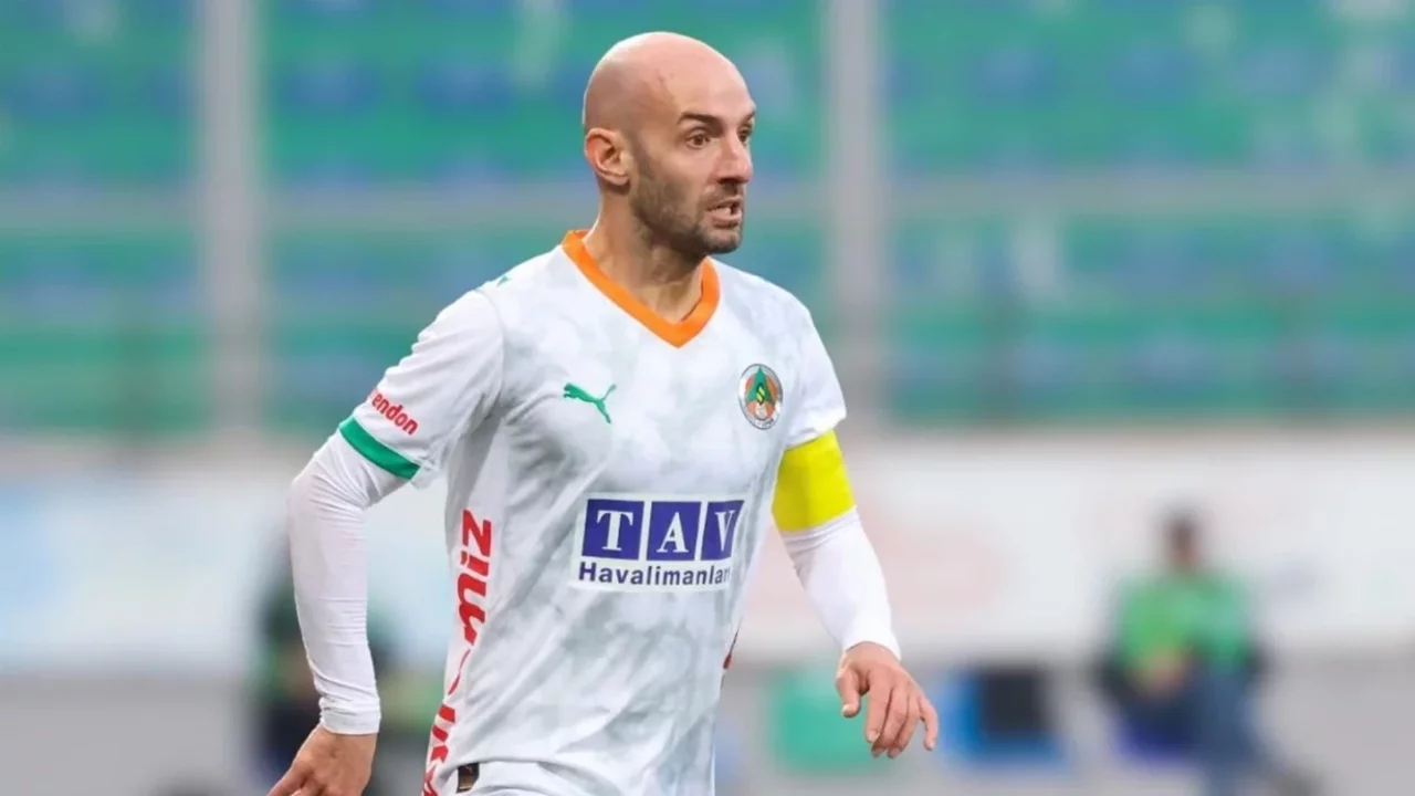 Corendon Alanyaspor kaptanı Efecan Karaca ameliyat edildi