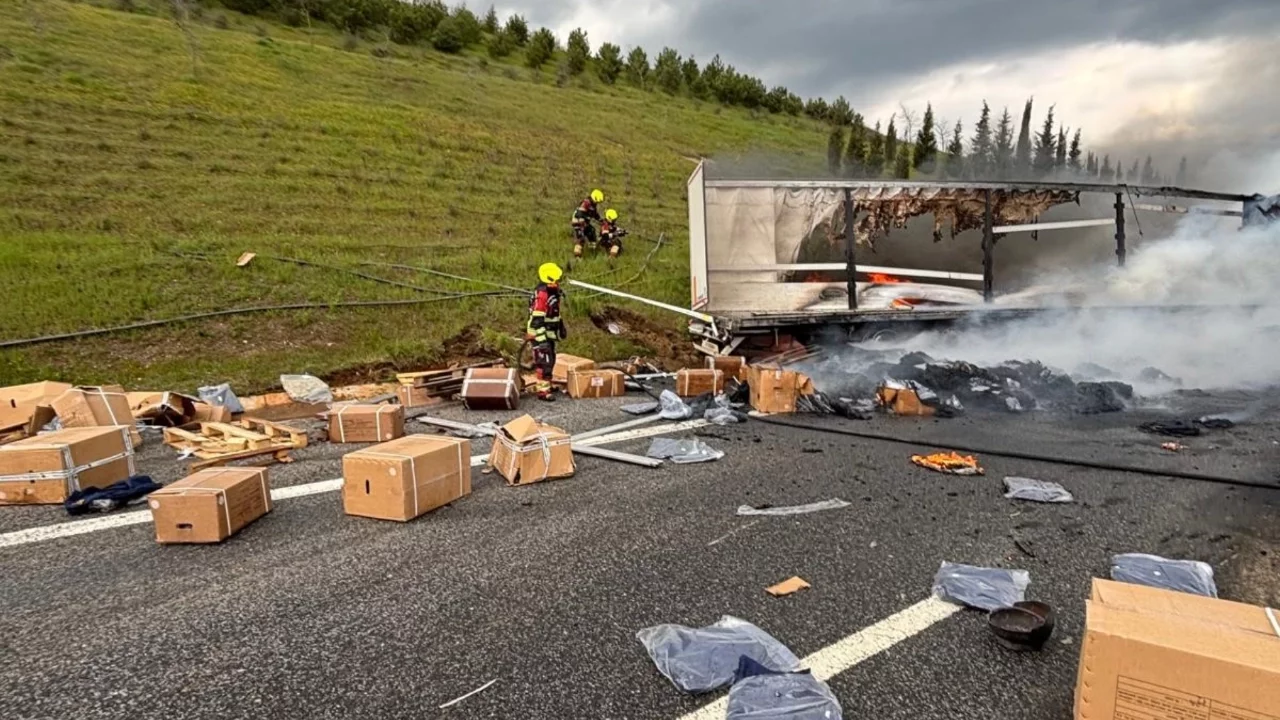 Balıkesir'de otoyolda korkutan tır yangını