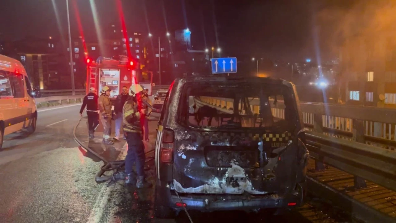 İstanbul'da ticari takside yangın: Yolcular son anda tahliye edildi