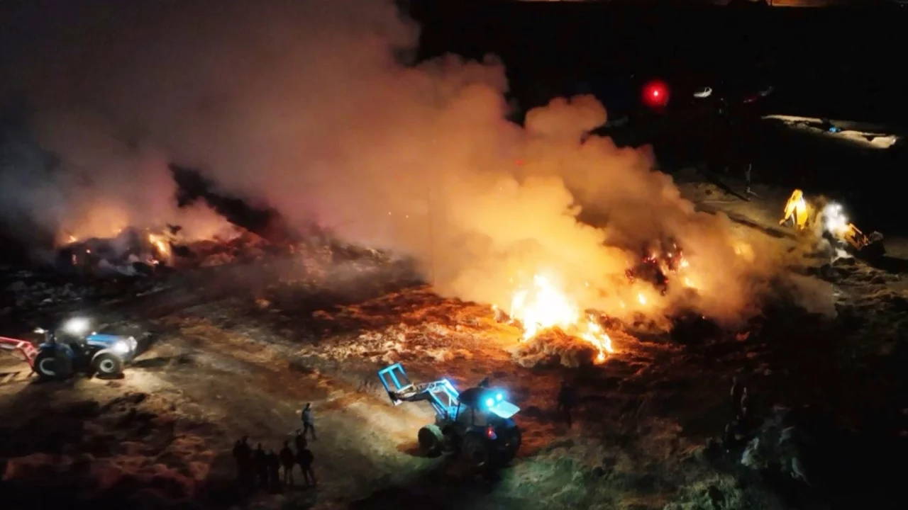 Aksaray'da tonlarca saman balyası alev alev yandı