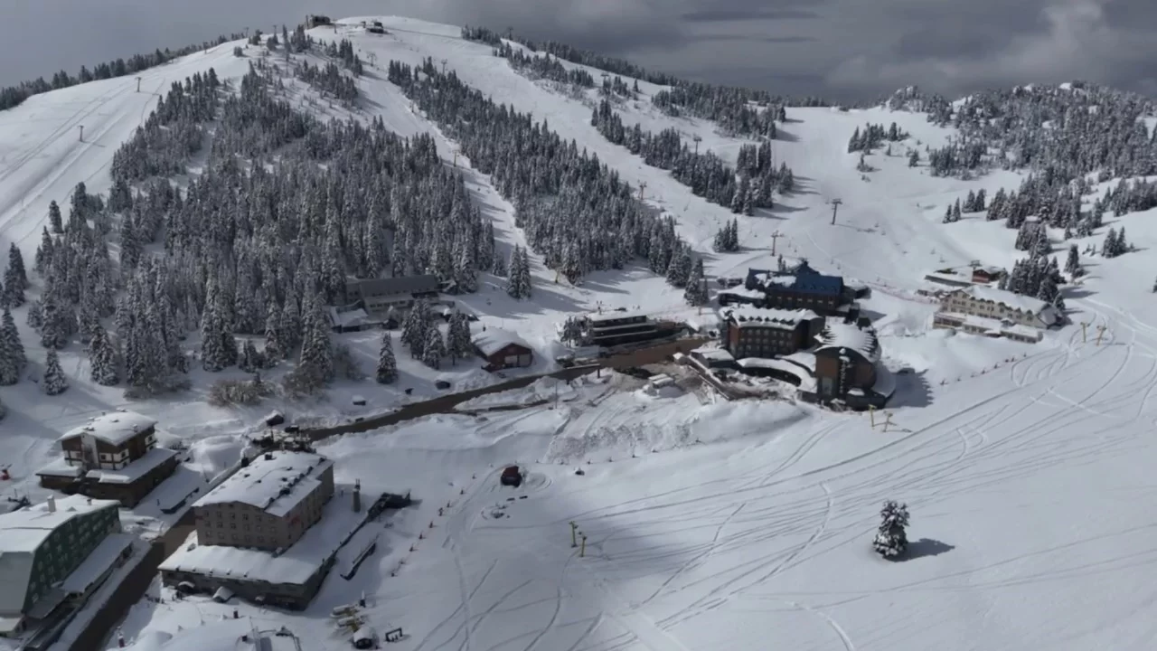 Nisanda kar kalınlığı 2 metre oldu: Uludağ'da sezon uzadı