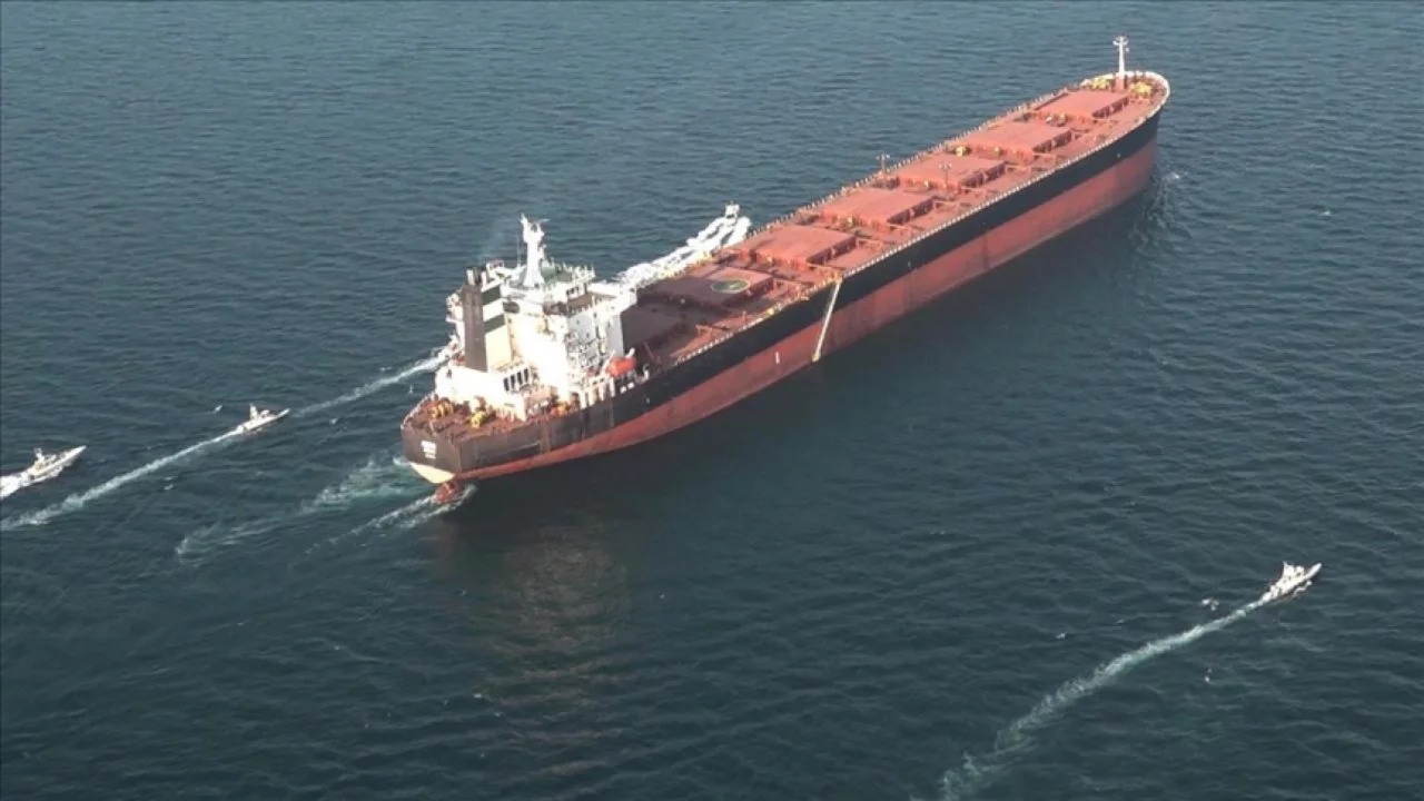 Katar: İran füzesi petrol tankerine isabet etti