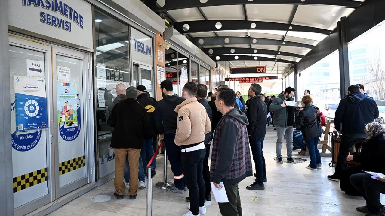 Plaka basım atölyeleri önünde kuyruk oluştu