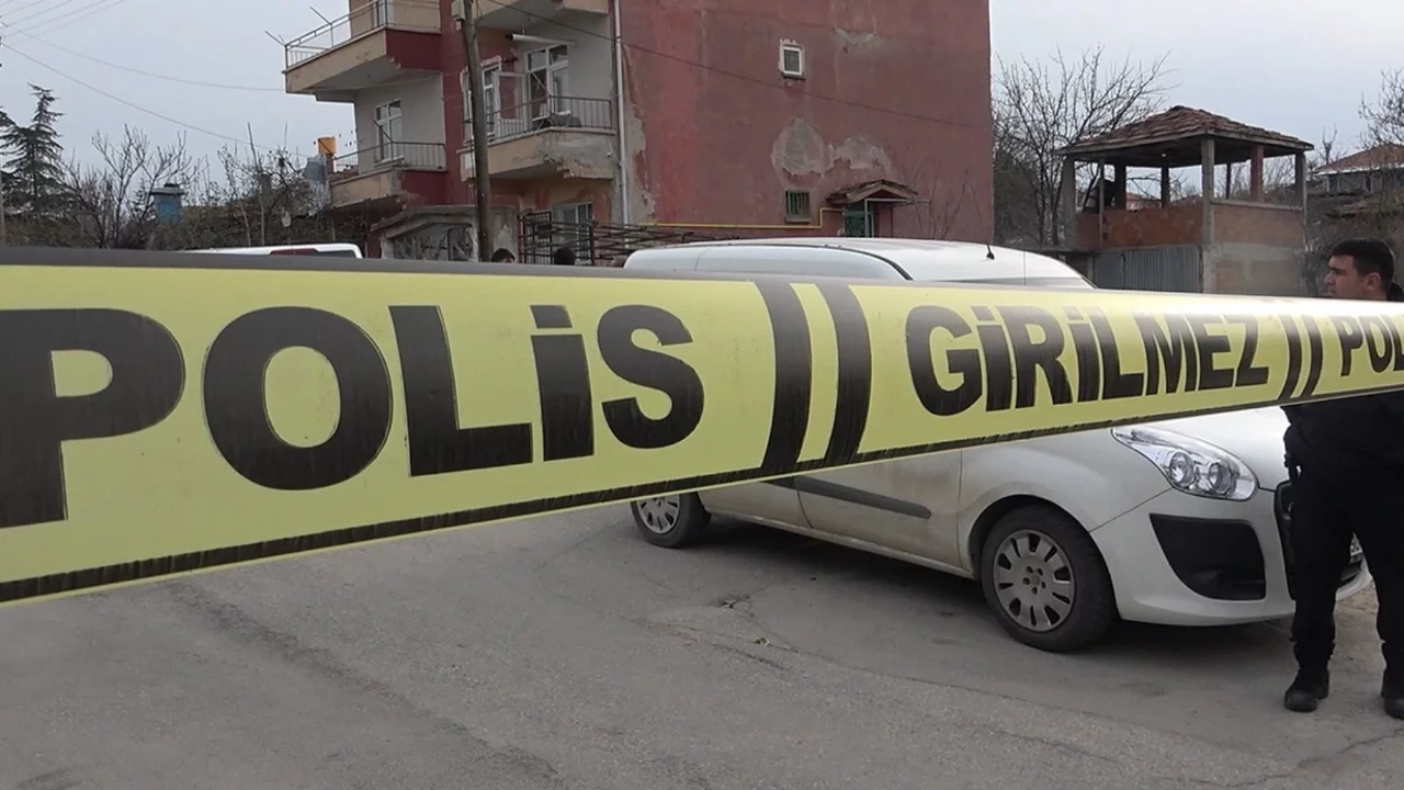 İki kardeş bir oldu, babalarını bıçak ve baltayla öldürdü