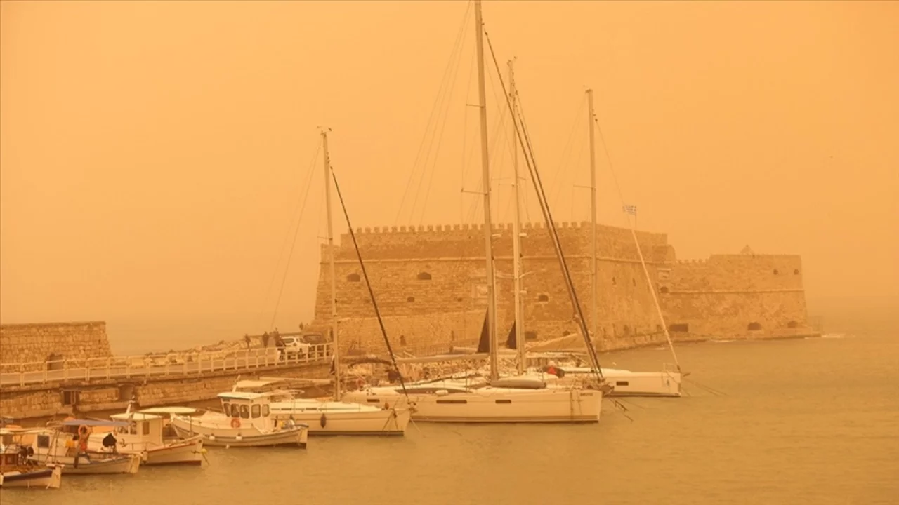 Afrika'dan gelen çöl tozu nedeniyle Girit Adası'nda gökyüzü kırmızı renge döndü