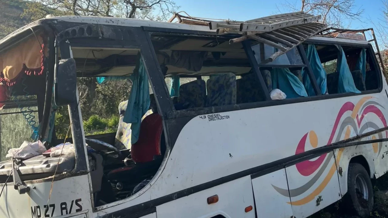 Tarım işçilerini taşıyan midibüs devrildi: 17 yaralı