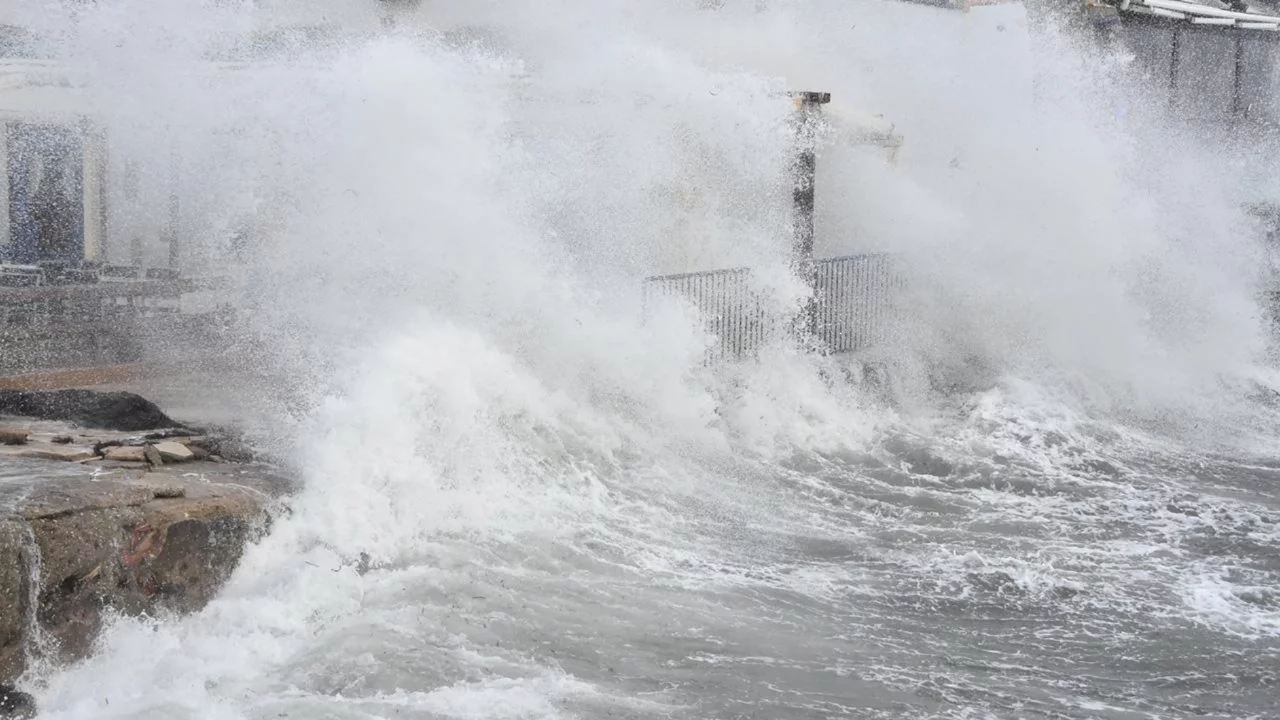 Gökçeada ve Bozcaada feribot seferlerine fırtına engeli