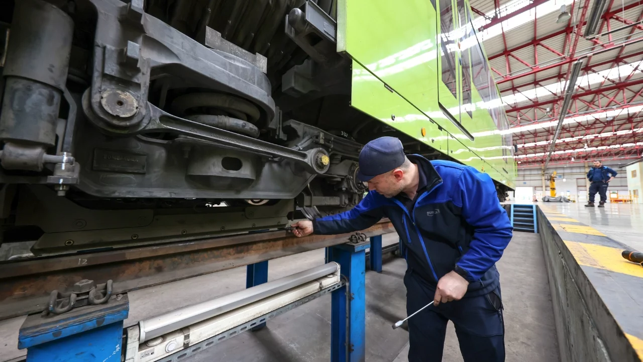 Bursa'da toplum ulaşımda kapsamlı bakım çalışmalarını aralıksız sürdürüyor