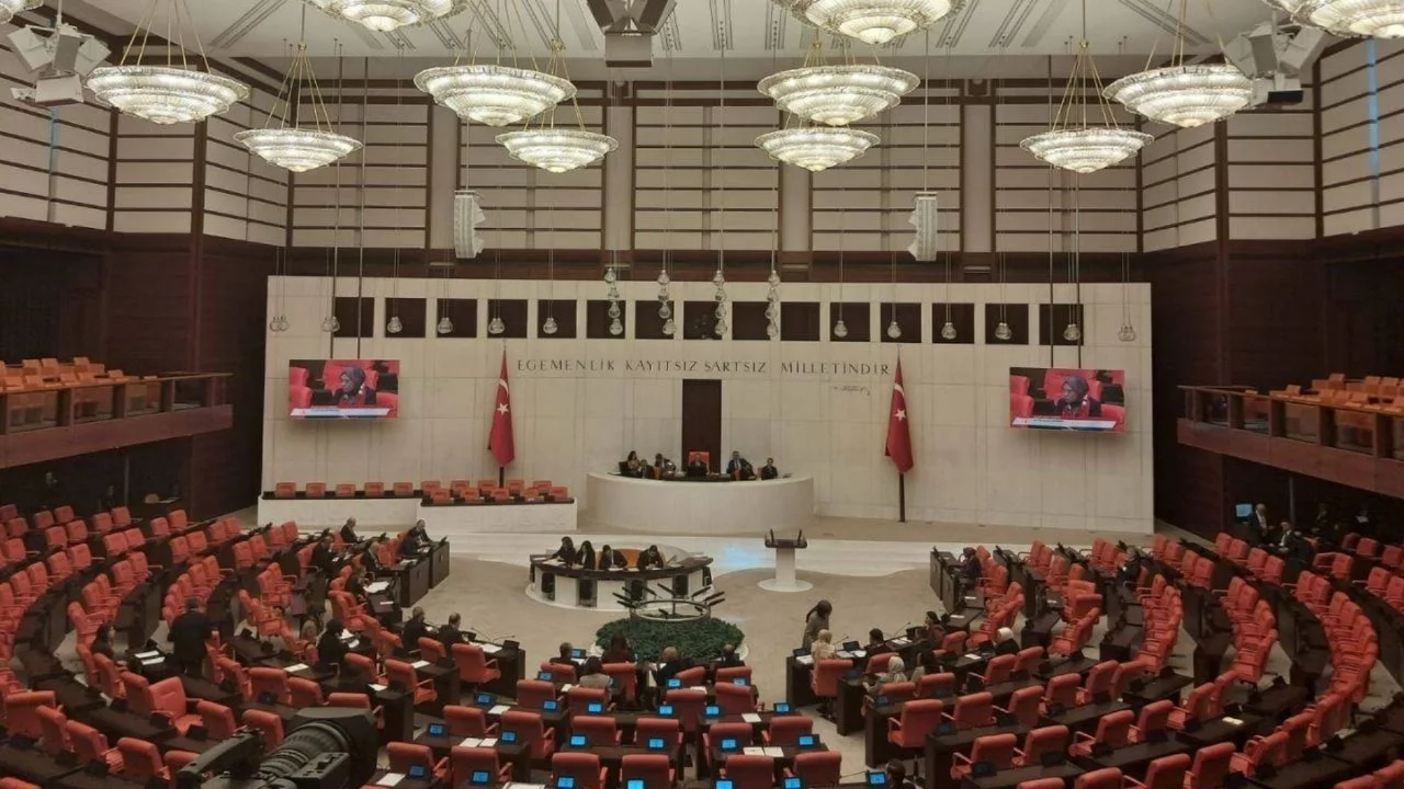 TBMM'de CHP ve AK Parti'liler arasında "darbe" tartışması